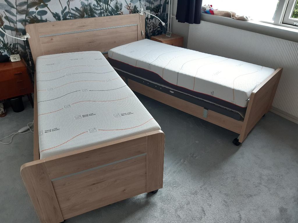 ledikant 160x200, Huis en Inrichting, Slaapkamer | Bedden, Gebruikt, Tweepersoons, 160 cm, 200 cm, Overige materialen, Beige, Verstelbaar
