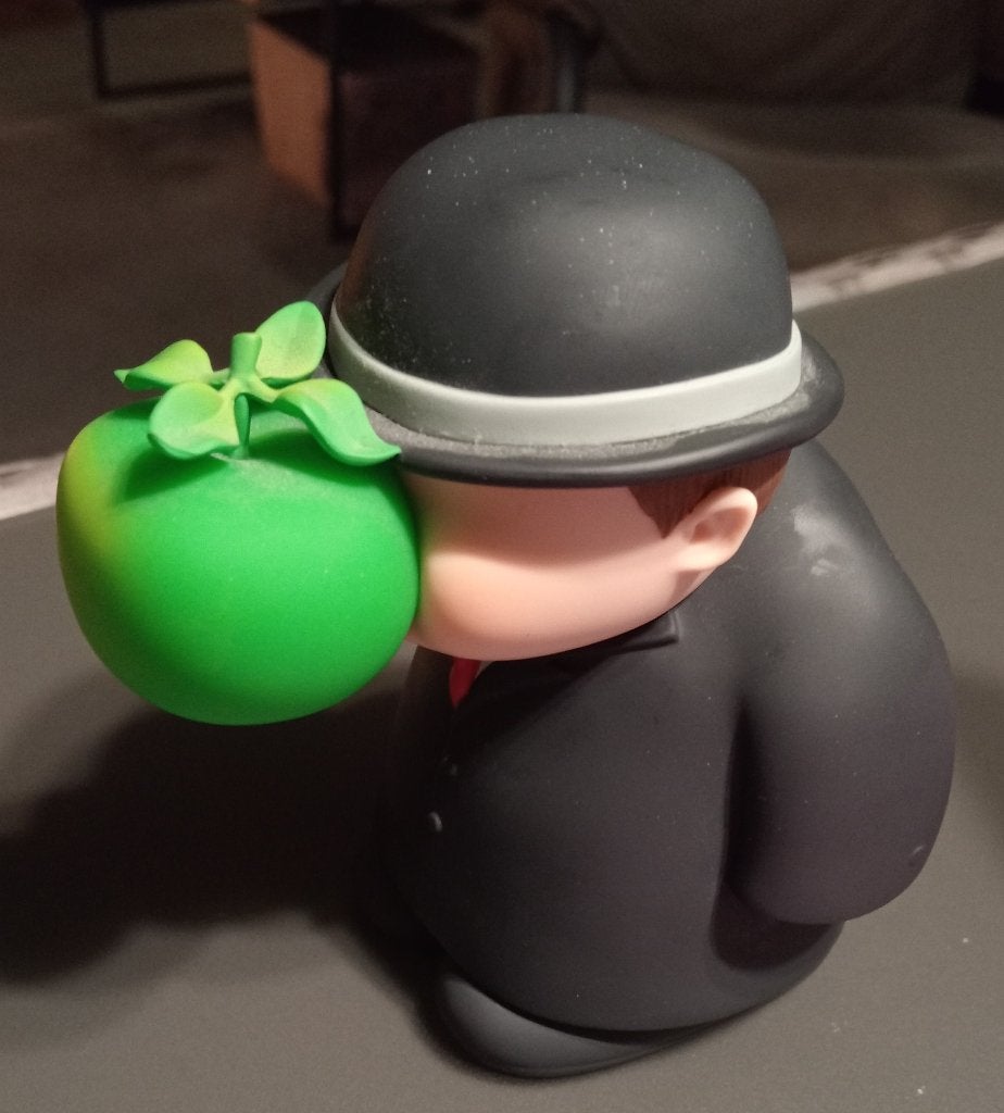 RENE MAGRITTE-DE MENSENZOON (T SON OF MAN) DESIGNER ART TOY, Ophalen of Verzenden, Zo goed als nieuw