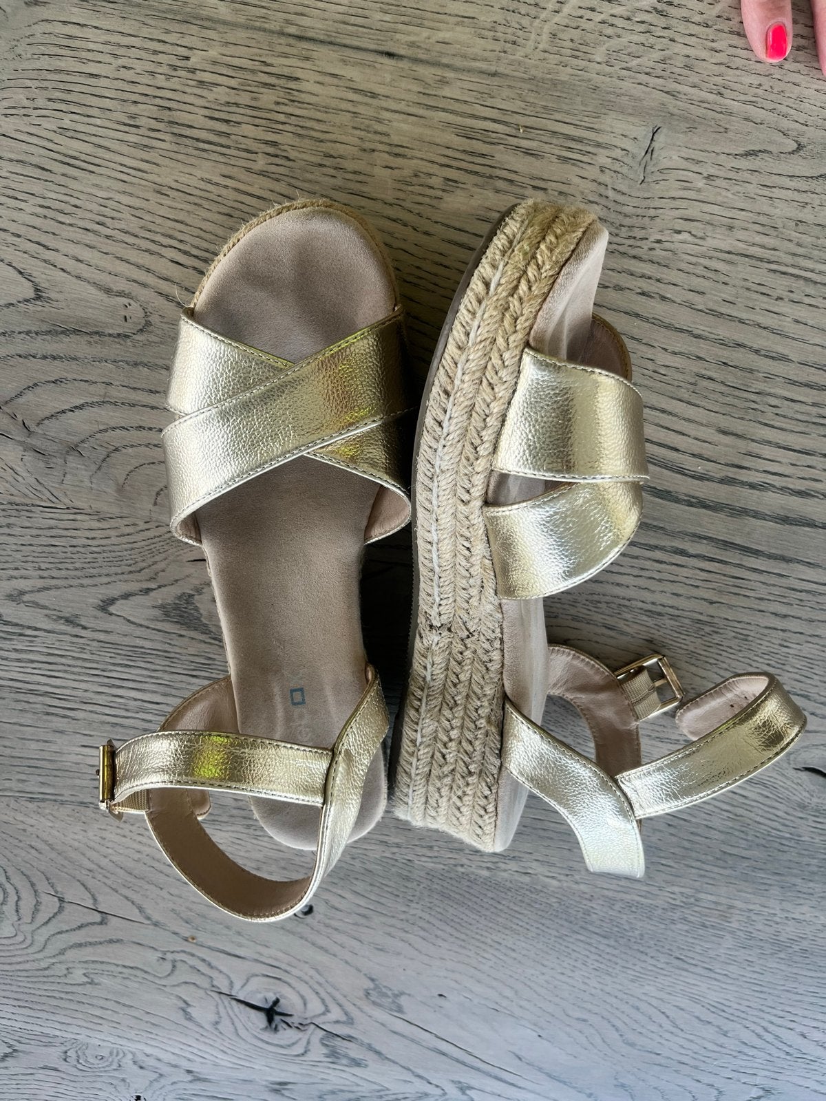 Gouden sandalen met sleehak - Maat 39, Overige kleuren, Zo goed als nieuw, Sandalen of Muiltjes, Ophalen of Verzenden