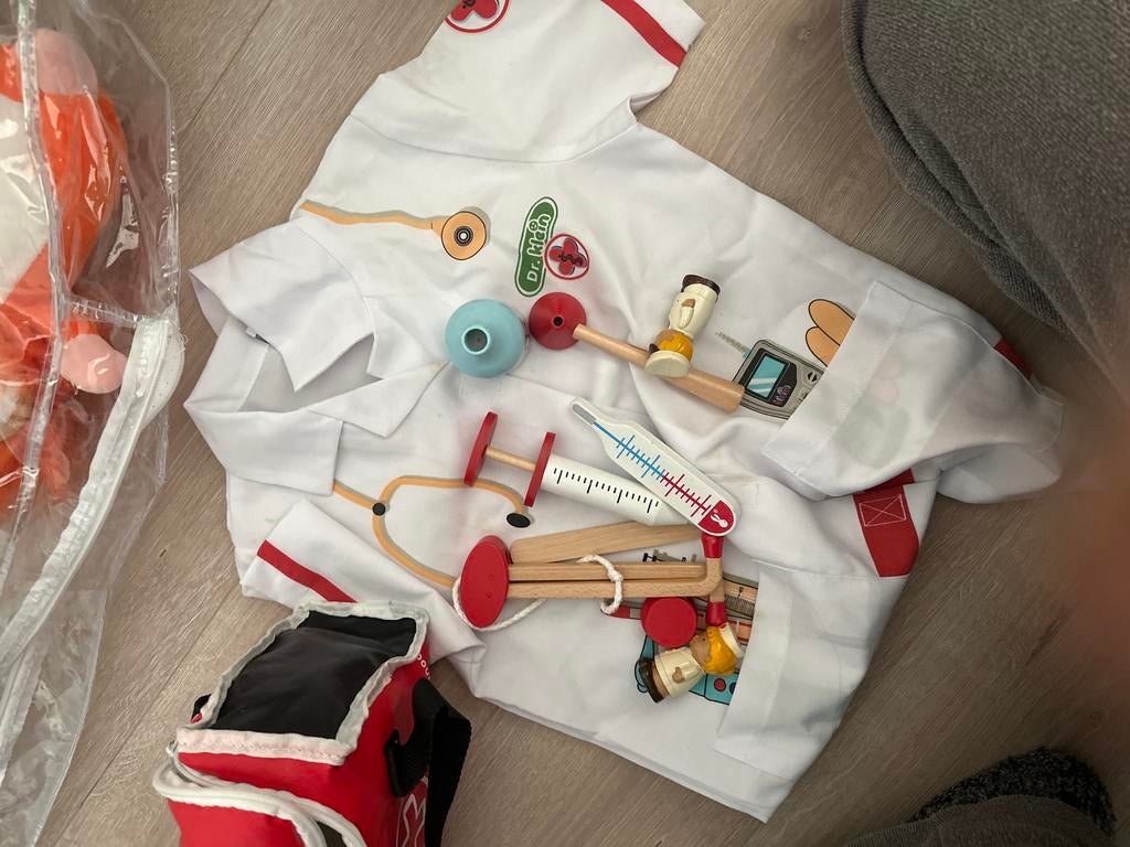 Doktersset met doktersjas en houten speelgoed, Ophalen of Verzenden, Gebruikt, Jongen of Meisje