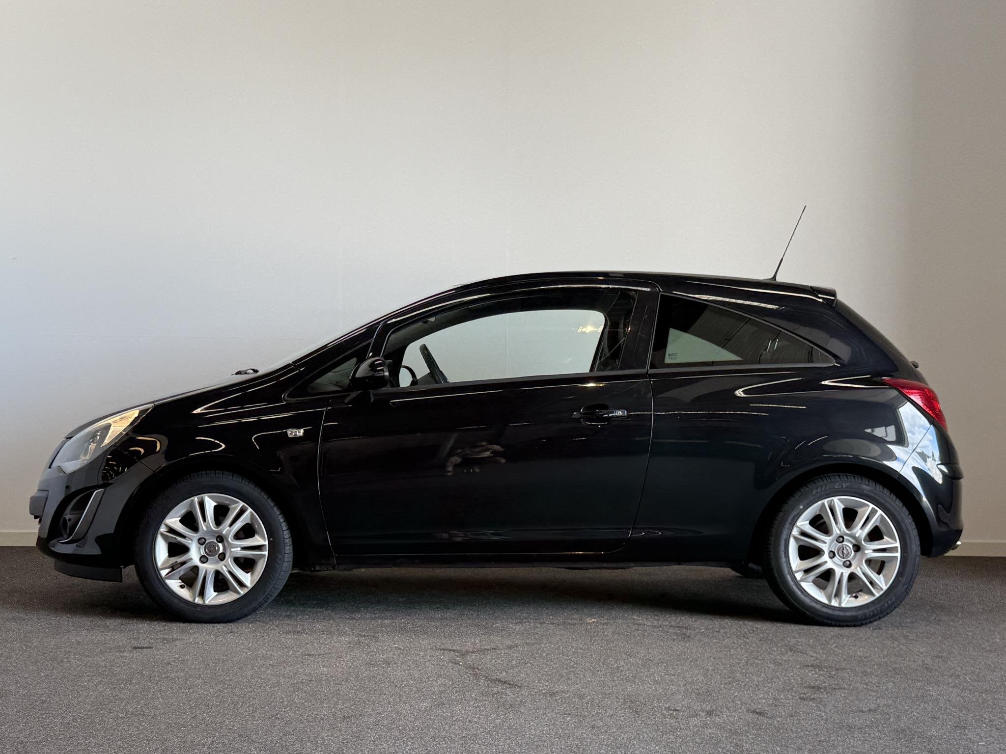 Opel Corsa 1.4-16V BlitZ Clima! Navi!, Voorwielaandrijving, Euro 5, Automatische klimaatregeling, Zwart