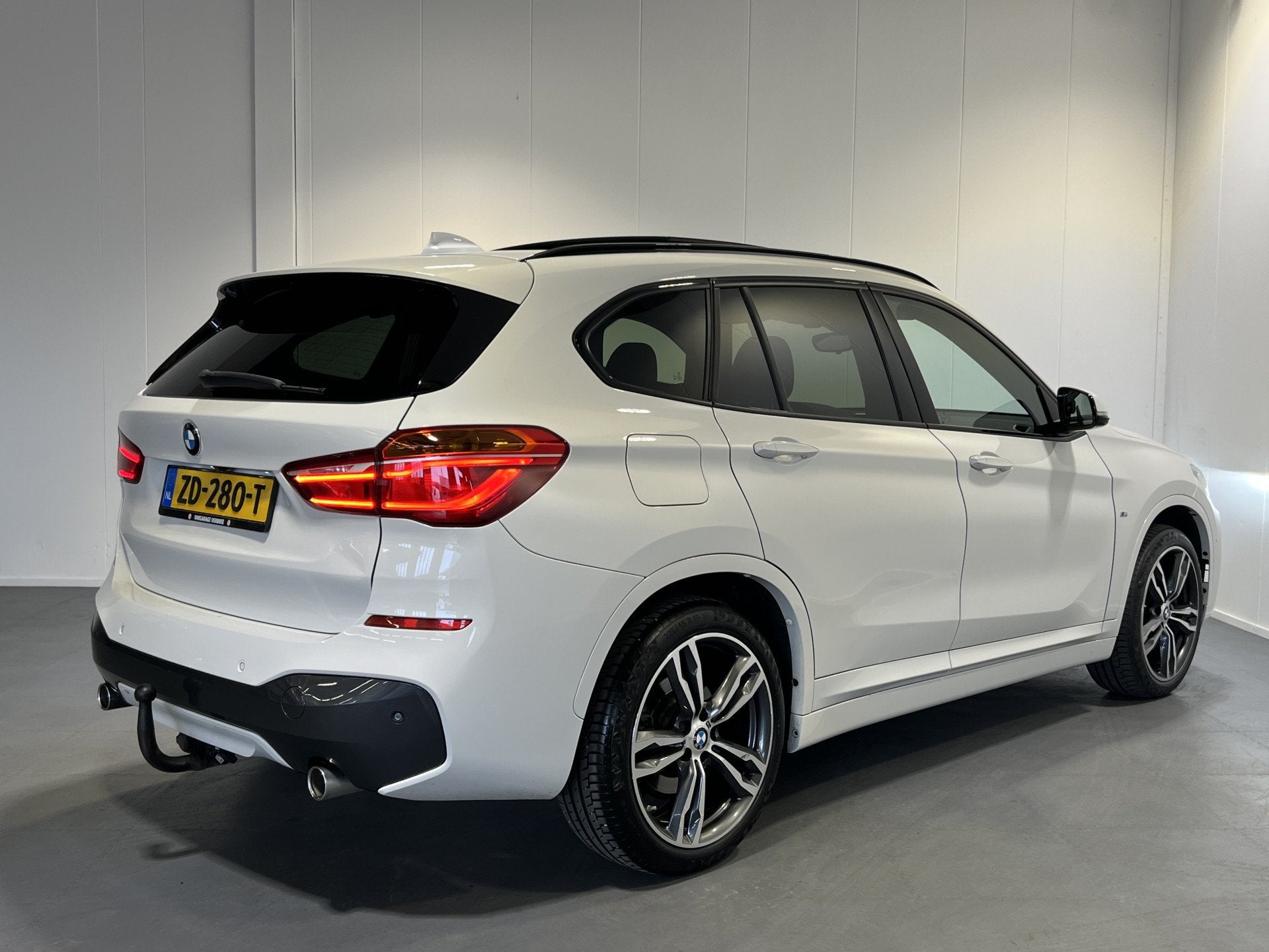 BMW X1 sDrive20i M-sport Executive Edition Panoramadak | Tre, Auto's, 1998 cc, Parkeerassistent, Alcantara, Wit