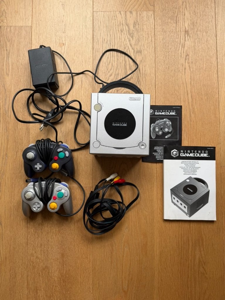 Nintendo GameCube + 2 controllers + 6 originele spellen, Spelcomputers en Games, Met 2 controllers, Ophalen of Verzenden, Zilver