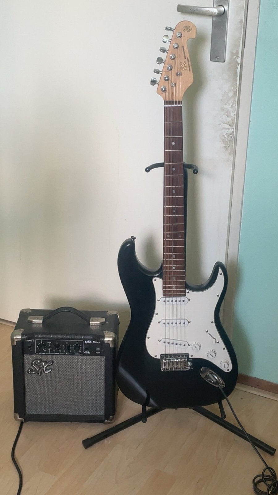 Elektrische gitaar met versterker en standaard, Overige merken, Gebruikt, Met versterker, Ophalen of Verzenden