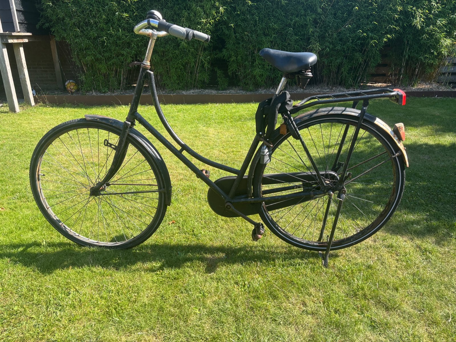 Oude damesfiets met roest en gebruikssporen, Fietsen en Brommers, 53 tot 56 cm, Ophalen, Gebruikt, Terugtraprem