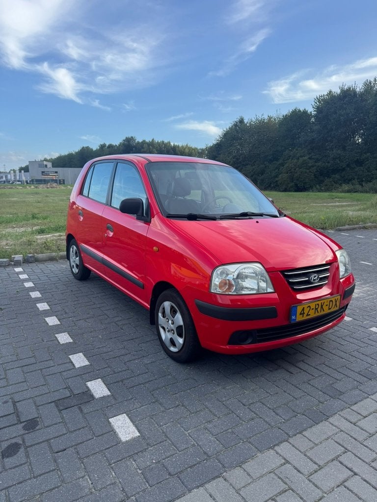 Hyundai Atos 1.1 2005 Rood, Auto's, Voorwielaandrijving, 31 €/maand, 4 cilinders, Origineel Nederlands