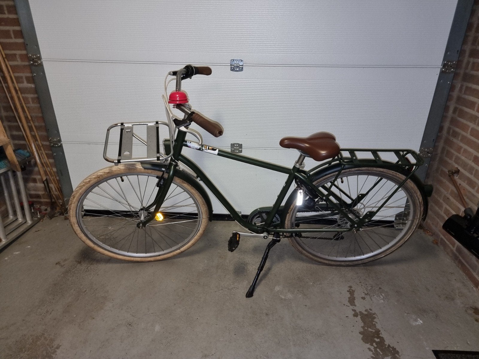 Groene Decathlon jongensfiets 28 inch met rode bel, Gebruikt, Velgrem, Versnellingen, Ophalen