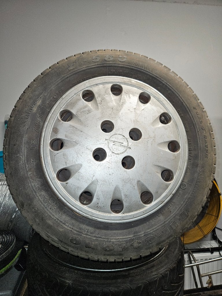 4 Opel Corsa wielen met banden en wieldoppen, Ophalen, Gebruikt, Opel