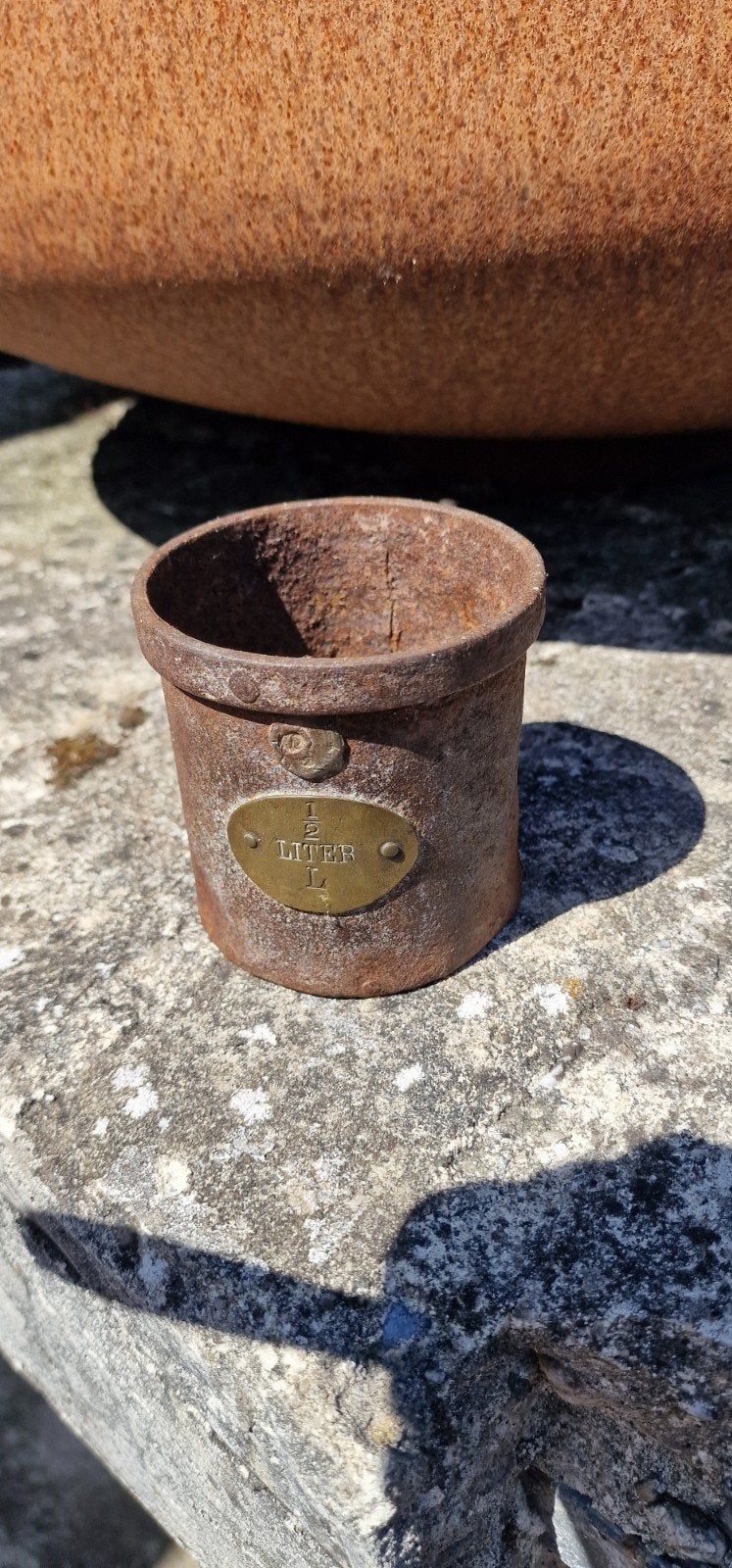Antieke roestige metalen maatbeker 1/2 liter, Ophalen of Verzenden