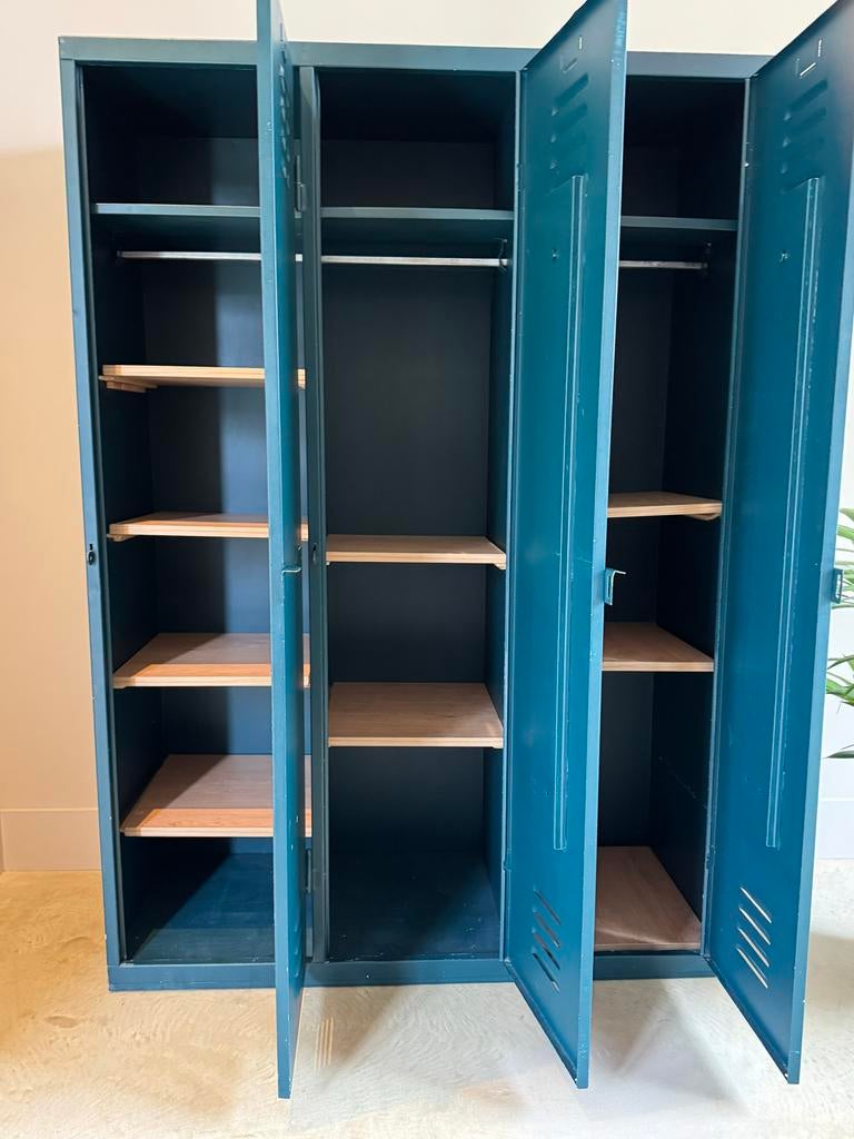 Opgeknapte locker met planken, nieuw likje verf nodig, Ophalen, Gebruikt