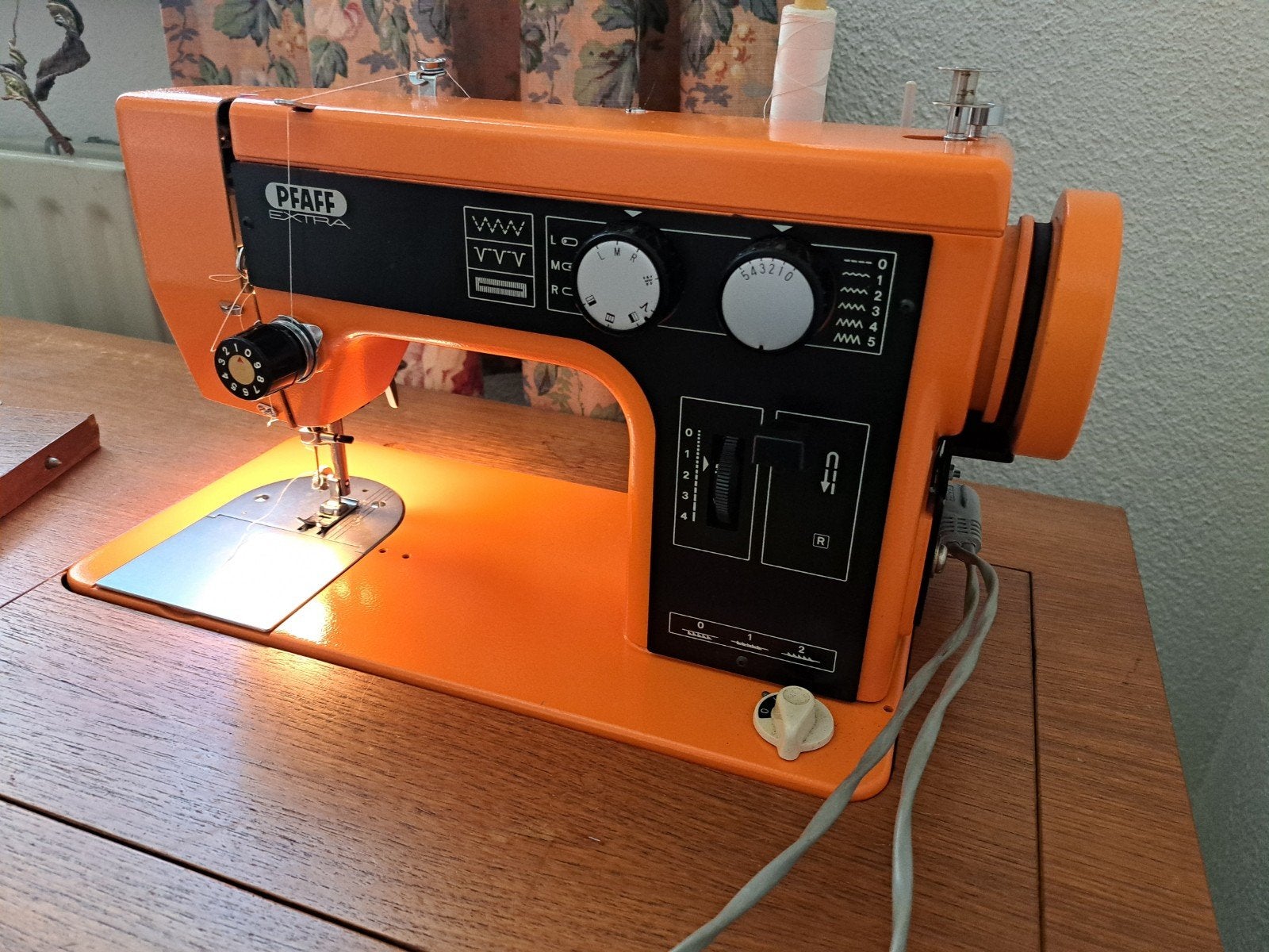 PFAFF EXTRA DE-70 vintage naaimachine met tafel, Hobby en Vrije tijd, Naaimachines en Toebehoren, Ophalen, Gebruikt, Naaimachine