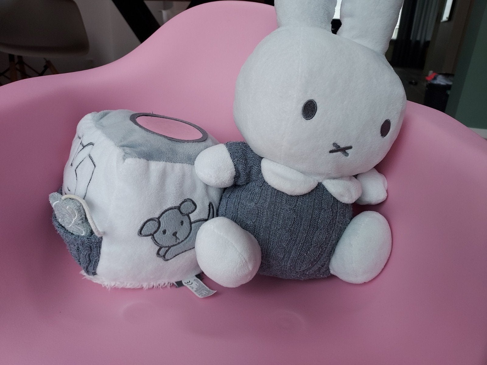 Nijntje knuffel met gebreide trui en activiteitenkubus, Overige merken, Konijn, Nijntje, Ophalen of Verzenden
