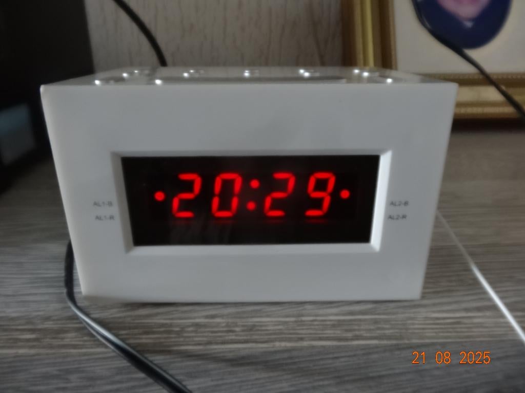 ZGAN wekker met 2 alarm, radio, zie foto's, Ophalen of Verzenden, Zo goed als nieuw, Digitaal