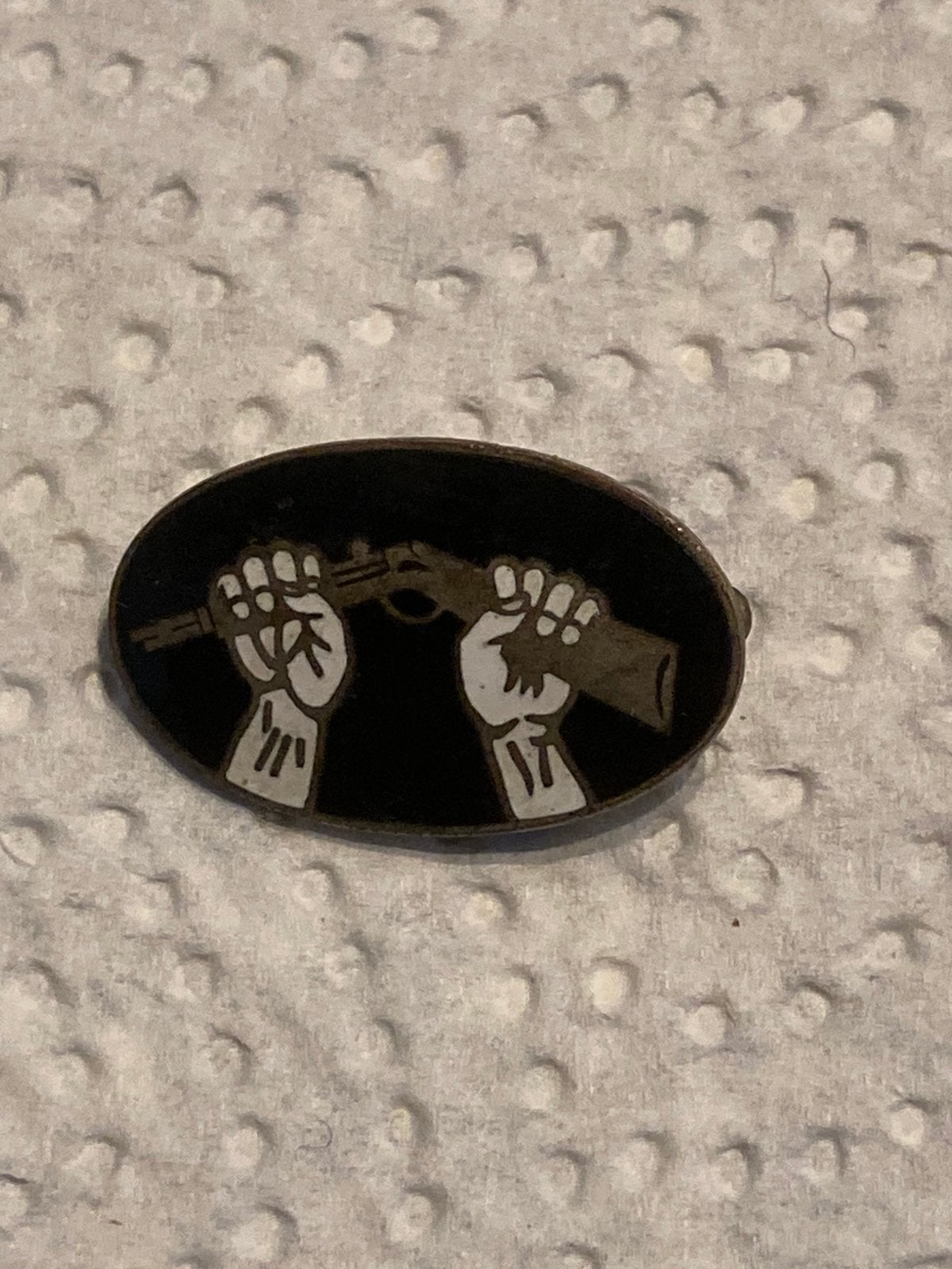 Broche gebroken geweer, Ophalen of Verzenden, Overige soorten, Overige gebieden, Embleem of Badge