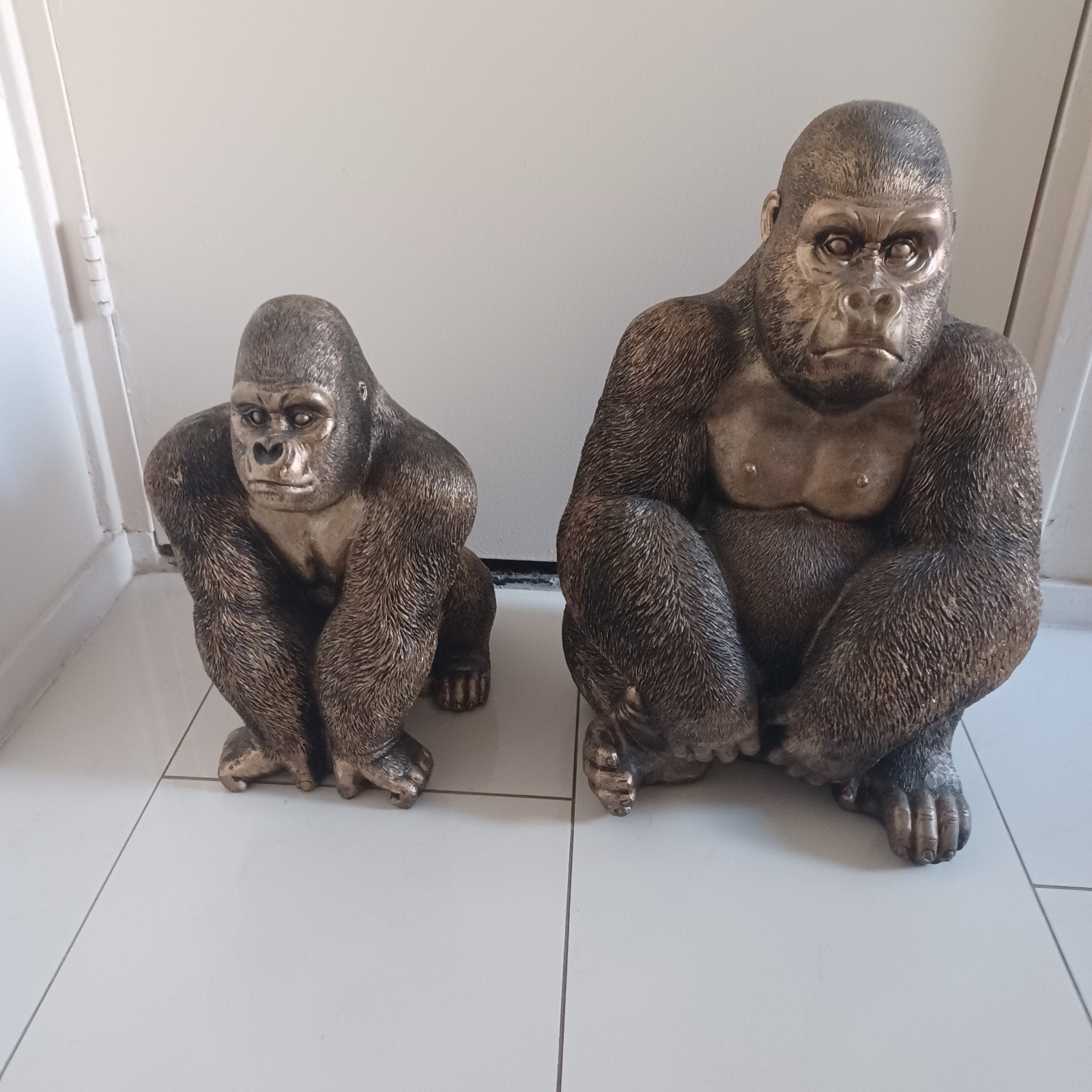Set van 2 Gorillabeelden - gorilla beelden 25€ 1 koop samen, Huis en Inrichting, Ophalen