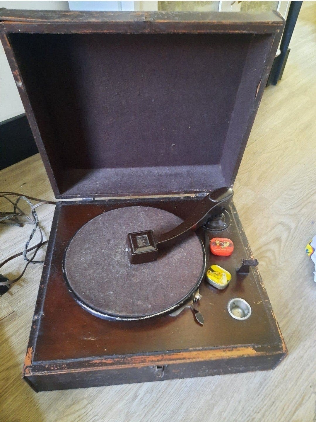 Antieke His Master's Voice (HMV) grammofoon met oude platen, Ophalen