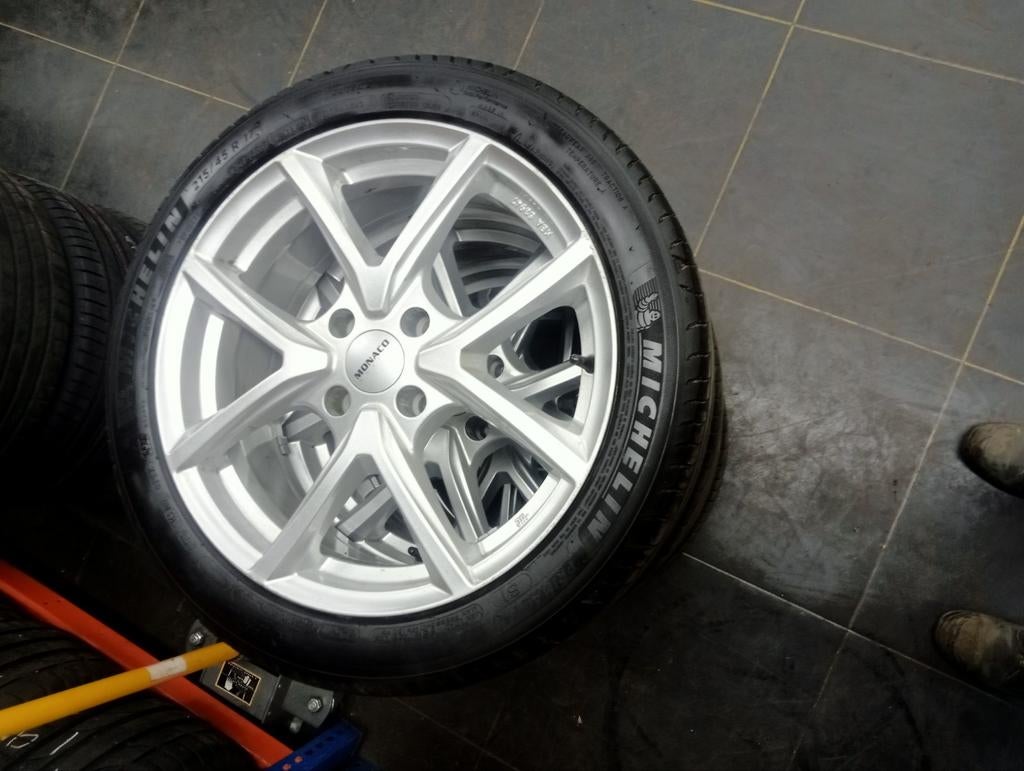 Set 17" lichtmetalen velgen met Michelins Peugeot4x108, Ophalen, 215 mm, 17 inch, Band(en)