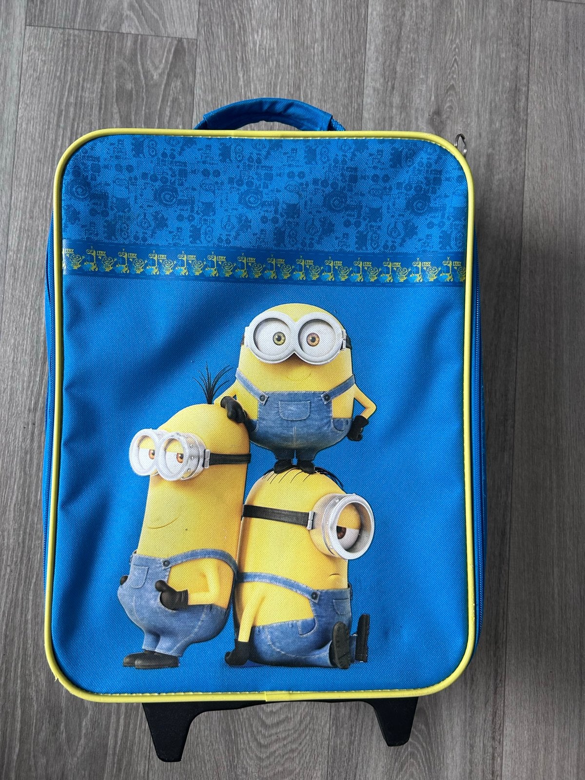 Minions kinderkoffer met wieltjes en uitschuifbare handgreep, Sieraden, Tassen en Uiterlijk, 40 tot 60 cm, Gebruikt, 20 tot 30 cm