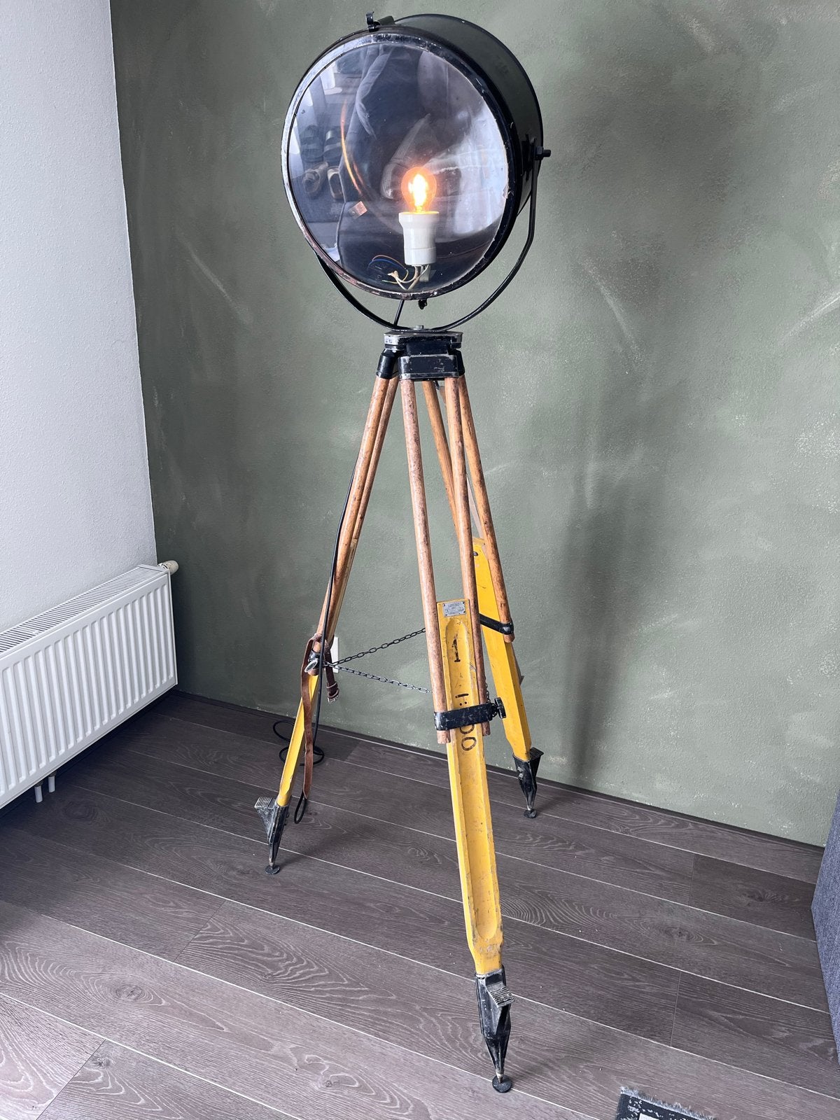 Industriële Vloerlamp met Houten Poten, Ophalen