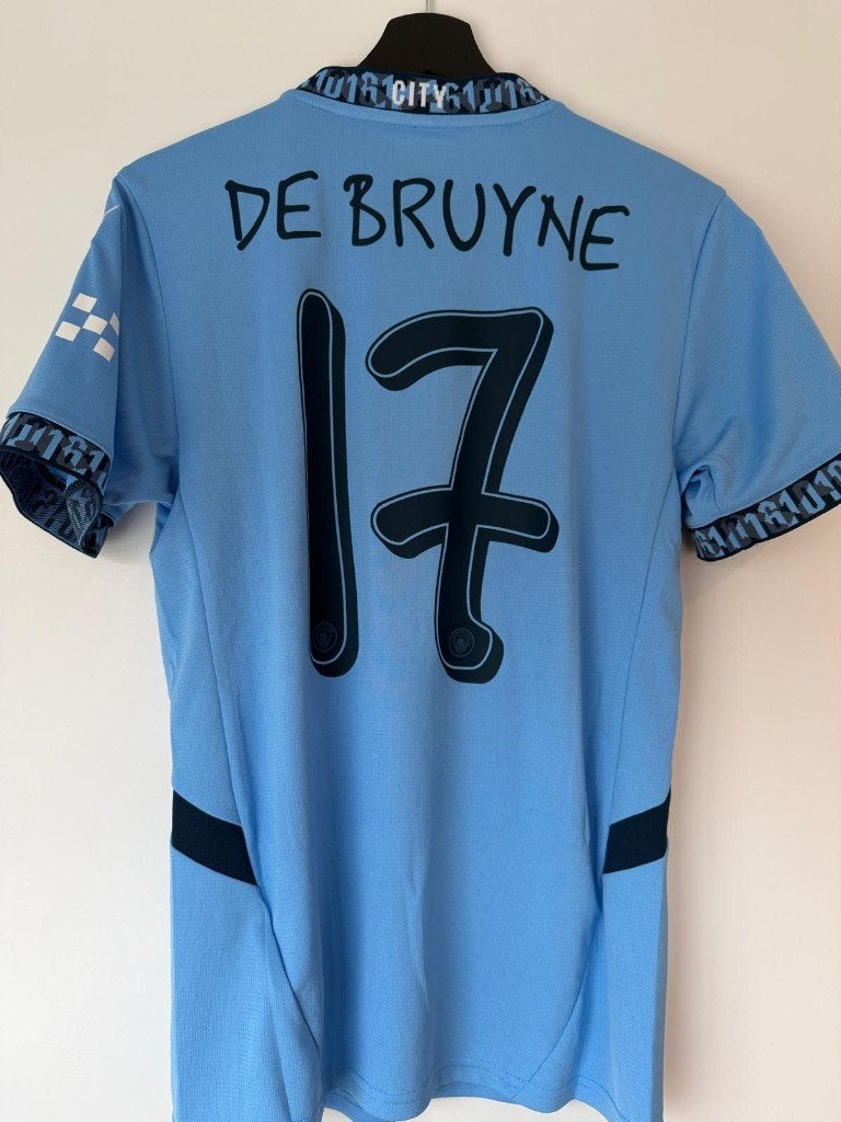 Officieel Manchester City De Bruyne Shirt 24/25 Maat S Nieuw, Ophalen of Verzenden, Nieuw, Buitenlandse clubs, Shirt