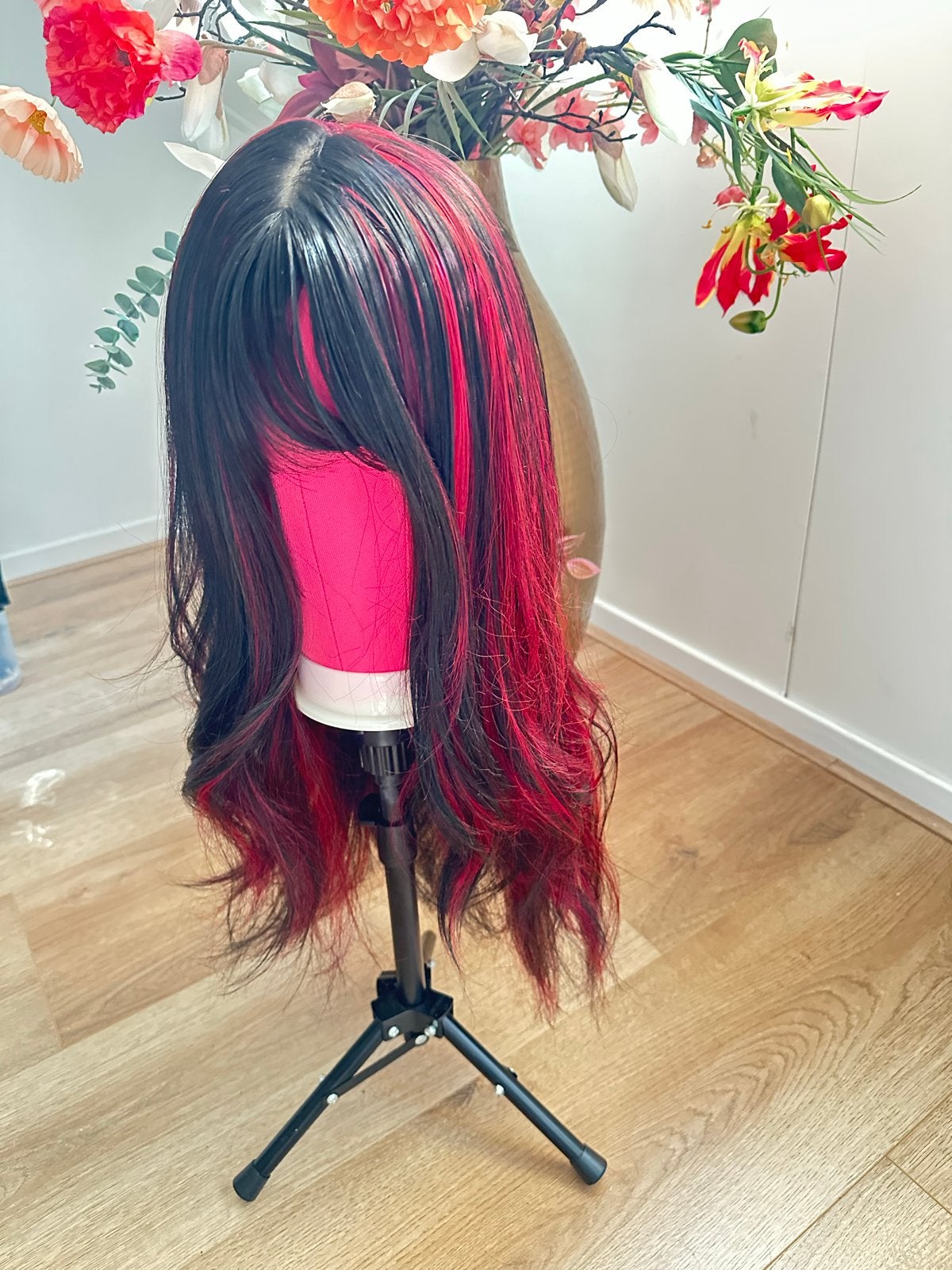 Synthetische haar pruik 70 cm lang - Zwart met rood, Sieraden, Tassen en Uiterlijk, Uiterlijk | Haarverzorging, Ophalen of Verzenden