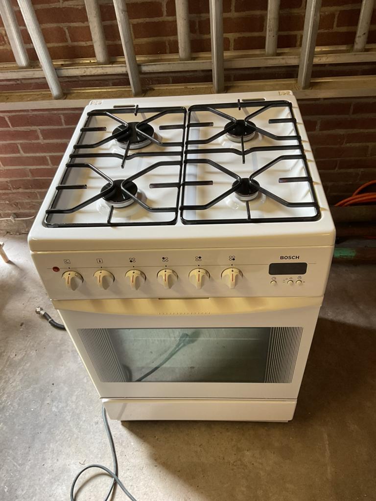 Fornuis met oven van Bosch, Witgoed en Apparatuur, Fornuizen, Ophalen, 4 kookzones, Zo goed als nieuw, Gas