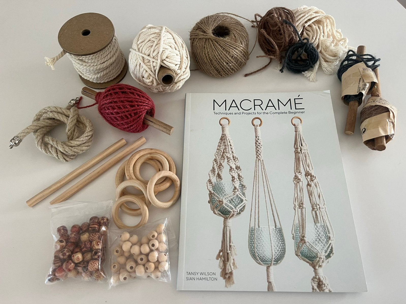 Macrame boek, ringen, kralen en touw, Ophalen of Verzenden, Gebruikt, Knutselwerk