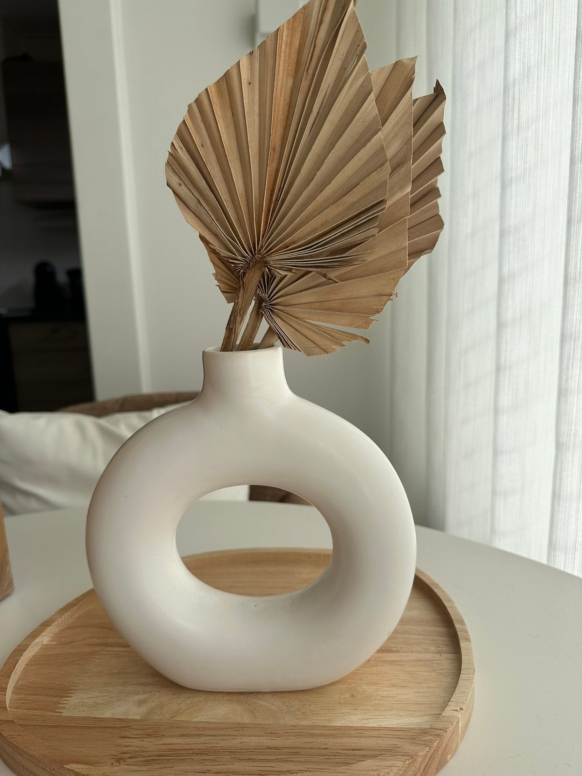 Moderne witte vaas met uniek design, Wit, Aardewerk of Porselein, Ophalen of Verzenden, Zo goed als nieuw