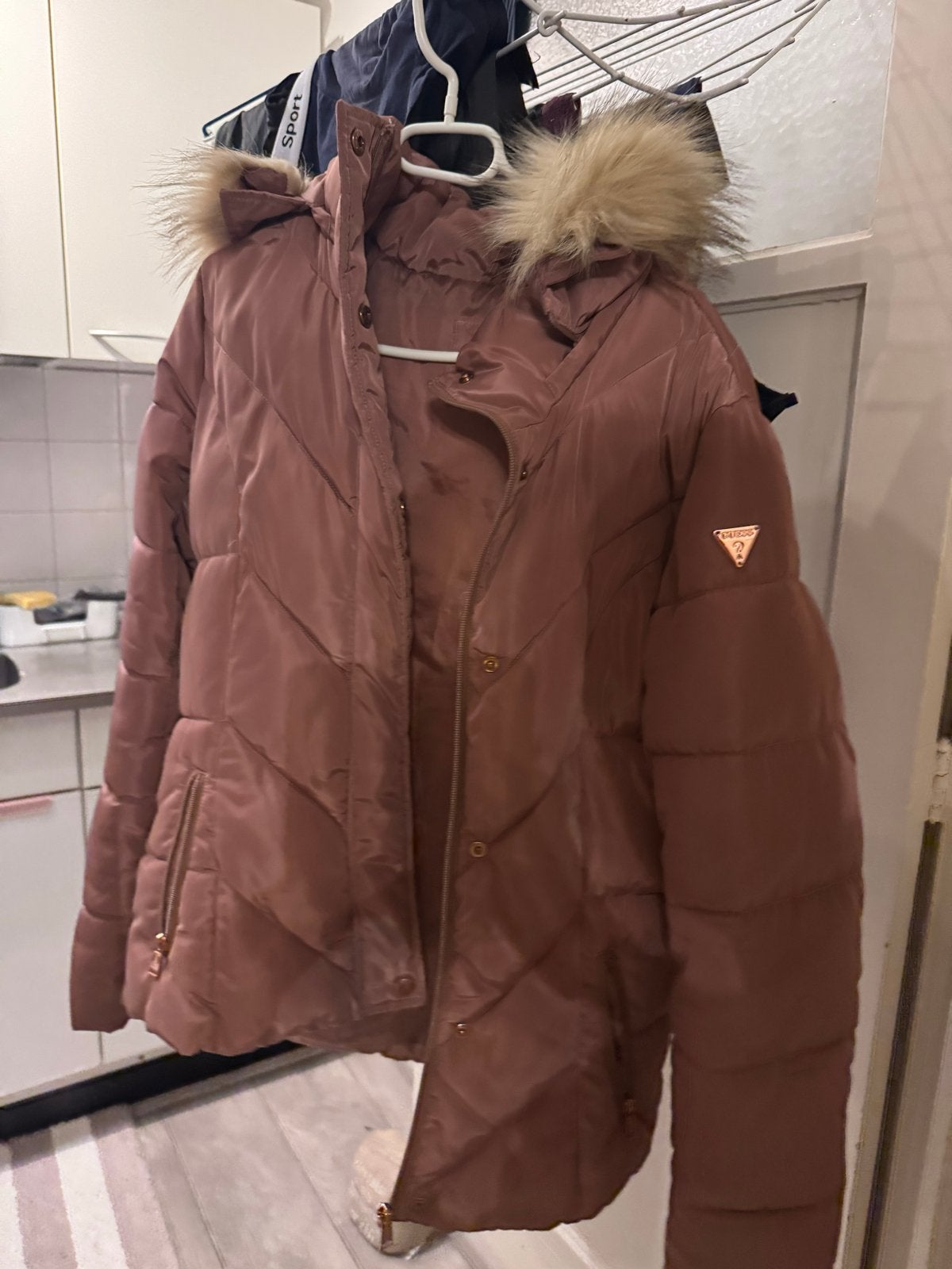 Guess winterjas met bontkraag - Maat M, Ophalen, Zo goed als nieuw, Maat 38/40 (M), Roze