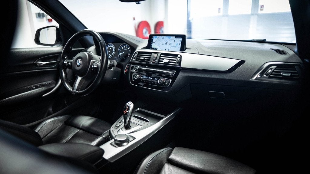 BMW 1-serie 118i Executive M-Sport Shadow|PANO|Memory|Dealer, Auto's, BMW, Gebruikt, Wit, Bedrijf, 650 kg