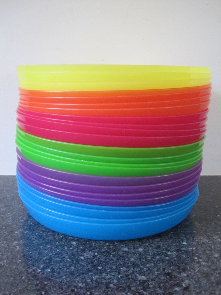 23 kunststof bordjes in vrolijke kleuren, zo goed als nieuw, Huis en Inrichting, Keuken | Servies, Kunststof, Ophalen of Verzenden