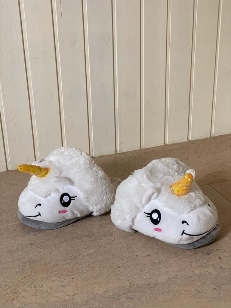 Schattige fluffy eenhoorn unicorn pantoffels (mt 35-40), Ophalen of Verzenden, Zo goed als nieuw, Wit, Pantoffels of Sloffen