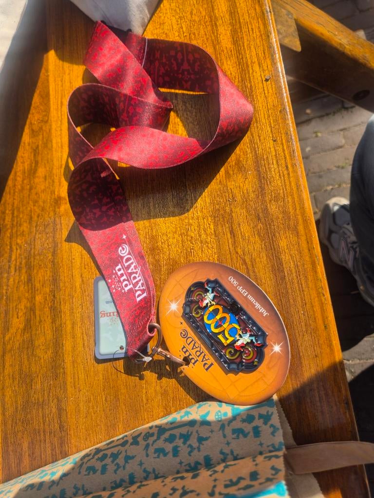 Efteling Pin 500e met Keycord, Verzamelen, Efteling, Ophalen of Verzenden, Button of Speldje