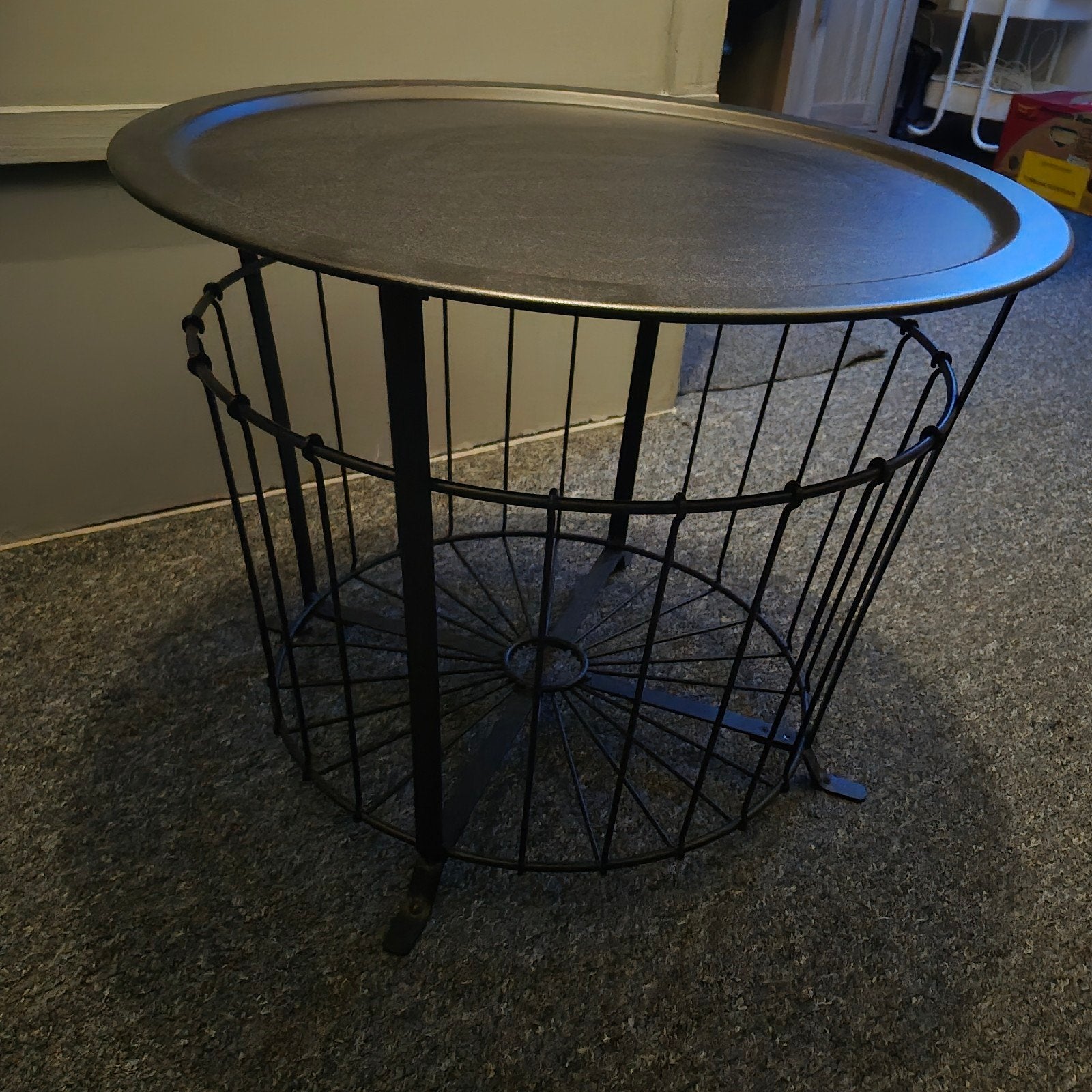 Zwarte metalen bijzettafel met afneembaar blad, Minder dan 55 cm, Gebruikt, Metaal of Aluminium, Rond