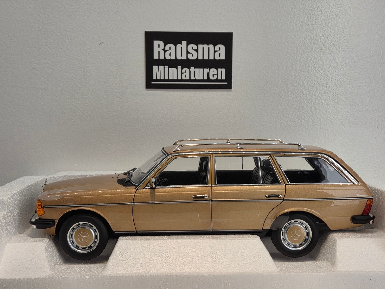 Mercedes-Benz 200 T-Modell W123 - Goudgeel - 1:18 Norev excl, Hobby en Vrije tijd, Modelauto's | 1:18, Auto, Nieuw, Norev, Ophalen of Verzenden