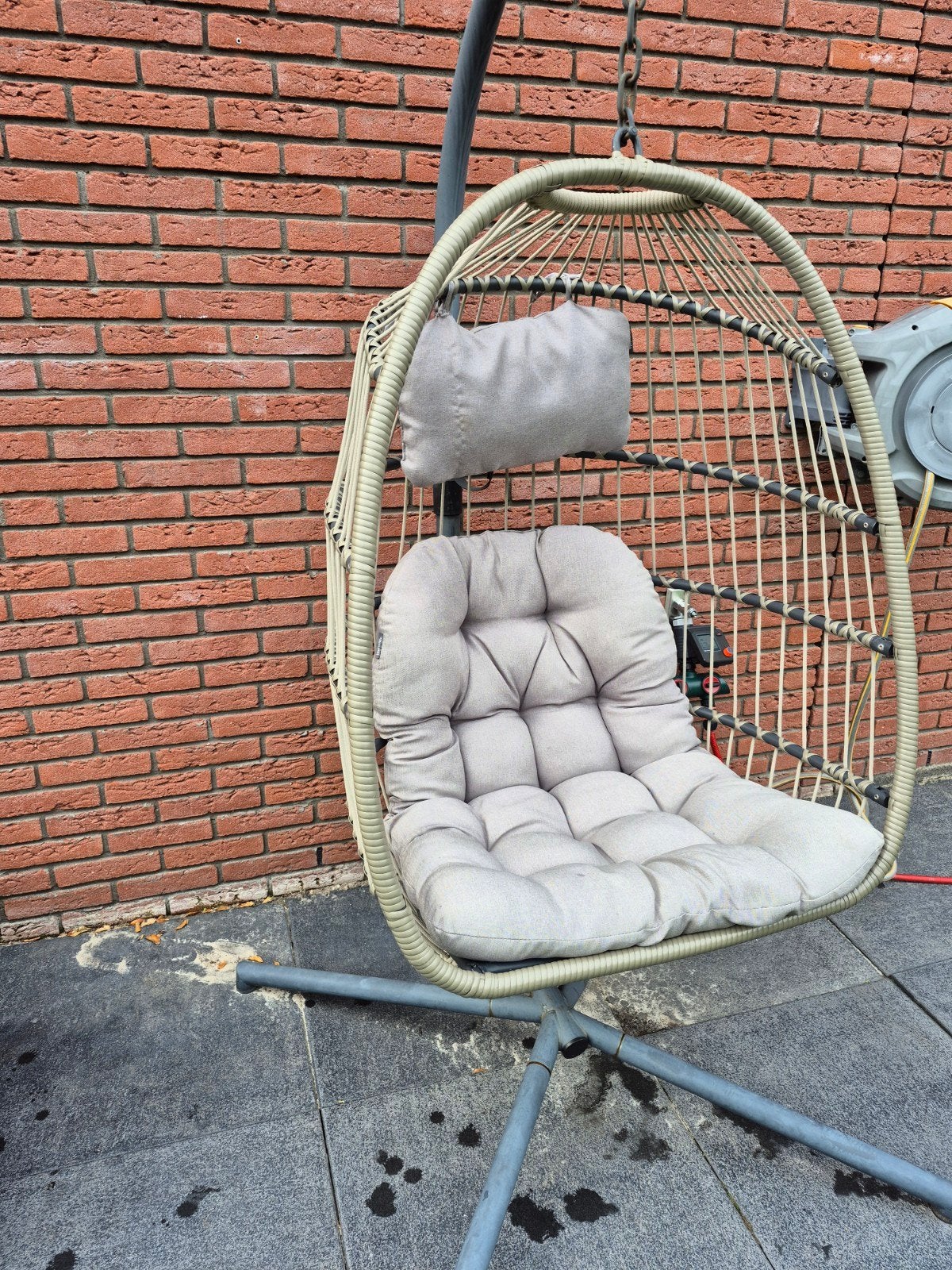 Comfortabele hangstoel met standaard en kussens, Tuin en Terras, Ophalen, Gebruikt, Wicker