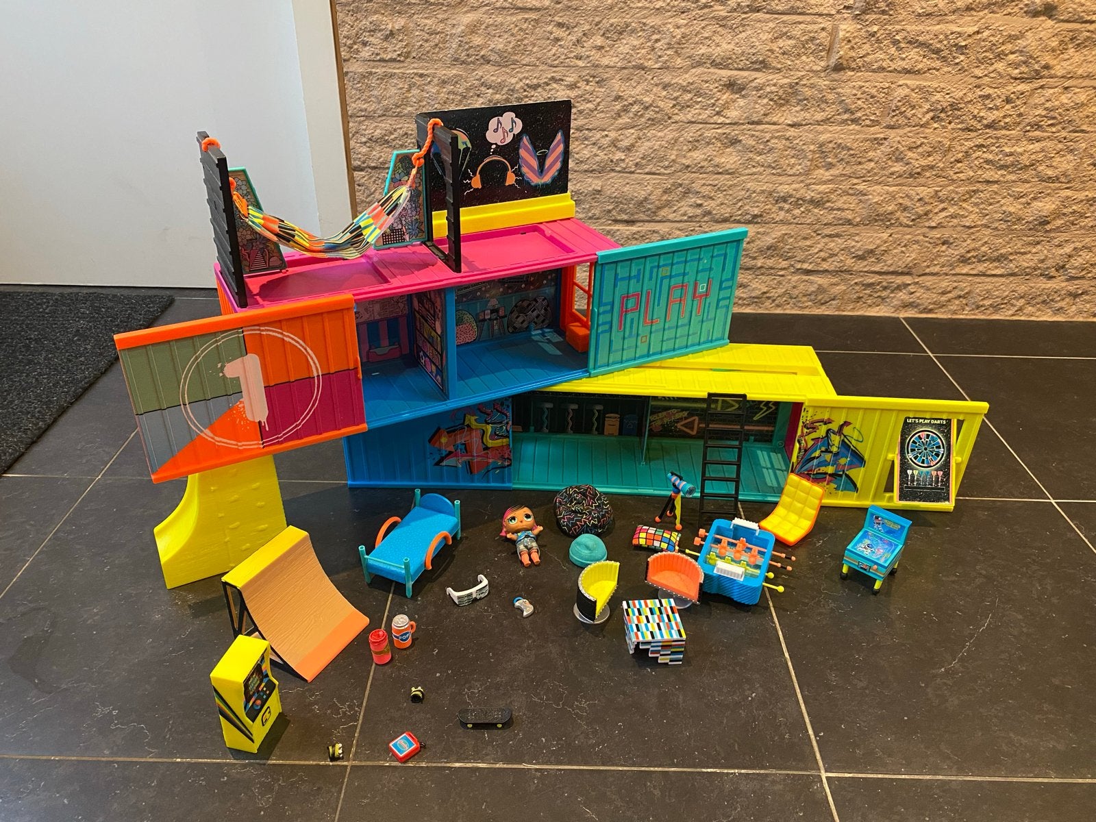 LOL Surprise Clubhouse Speelset met Meubels en Pop, Ophalen of Verzenden, Zo goed als nieuw, Poppenhuis