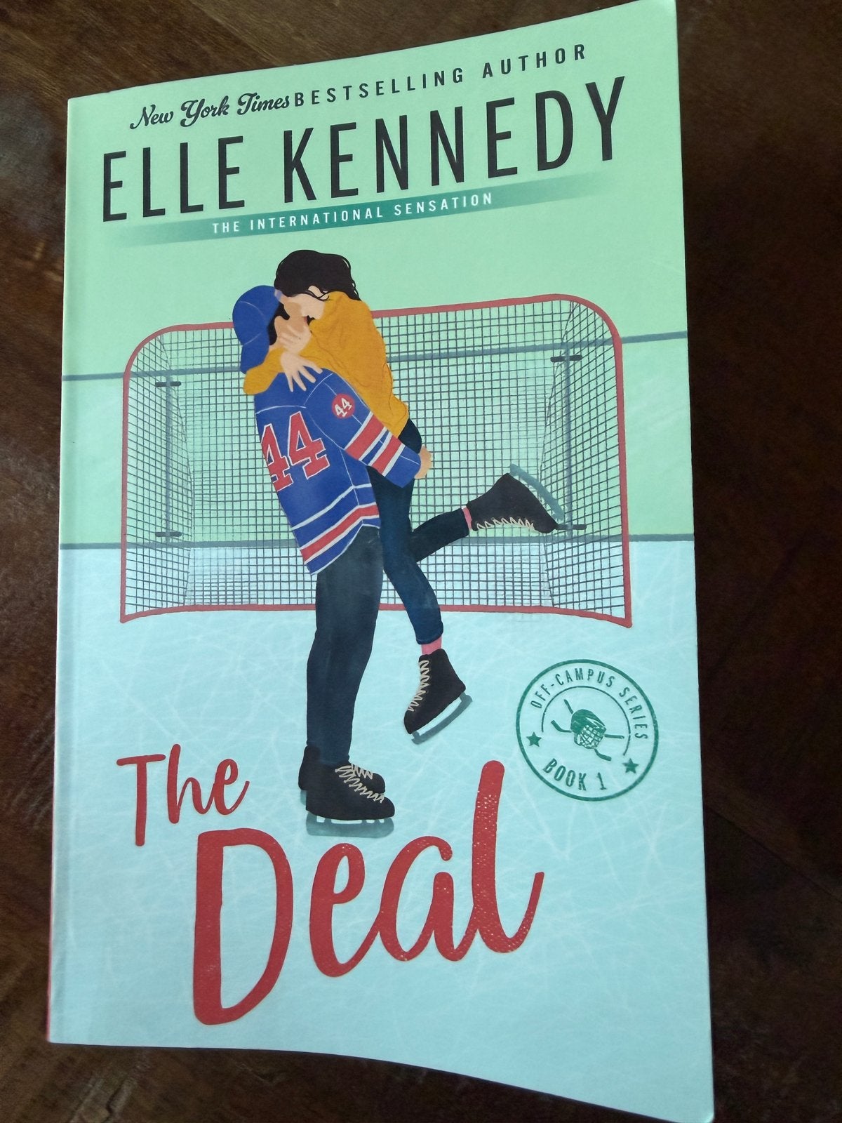 The Deal - Elle Kennedy (Off-Campus Series Boek 1), Boeken, Ophalen of Verzenden, Zo goed als nieuw, Amerika
