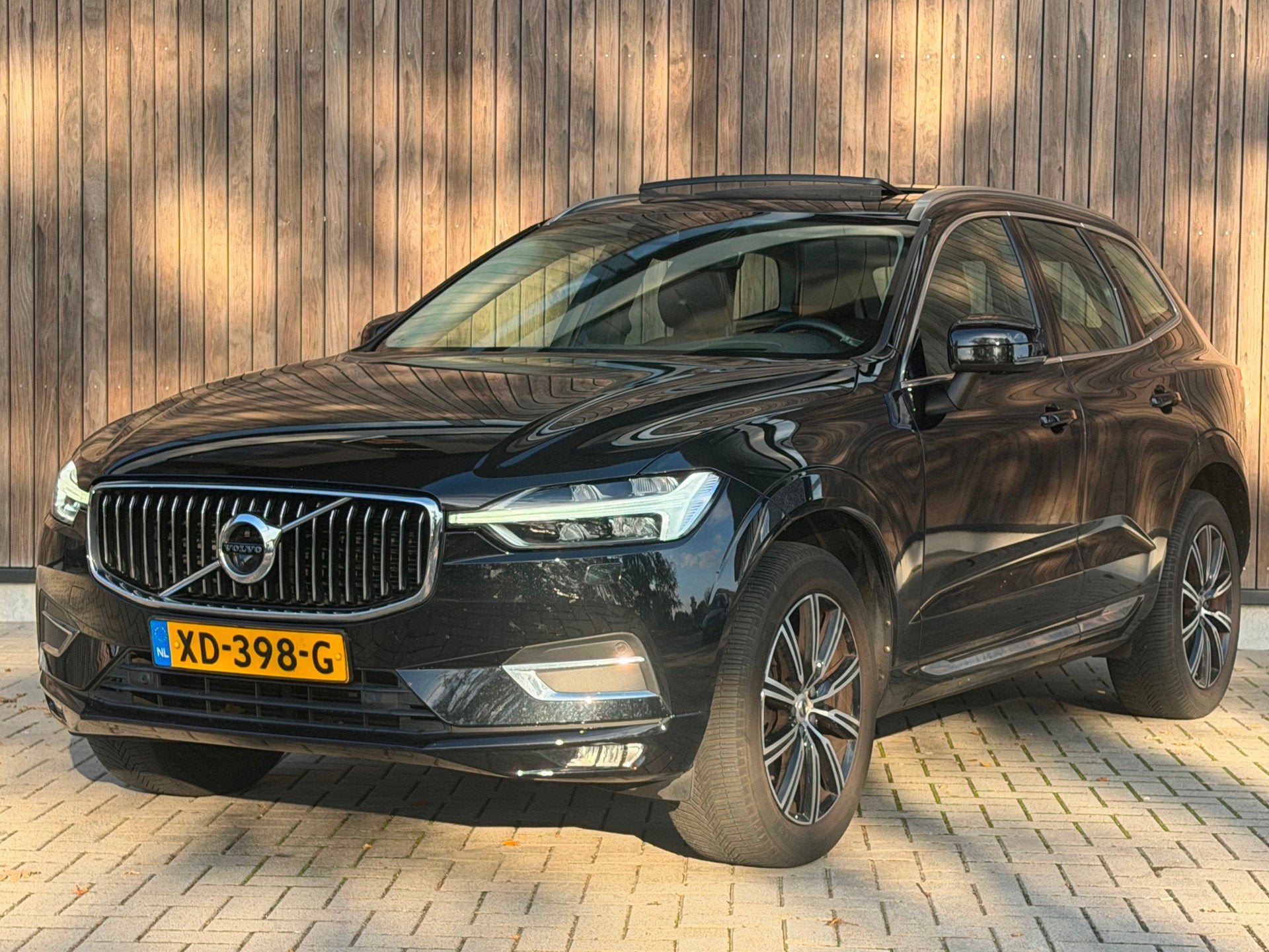 Volvo XC60 2.0 D4 AWD | R-DESING | PANO | FULL OPTIONS |, Auto's, Automaat, Gebruikt, Euro 6, 1969 cc