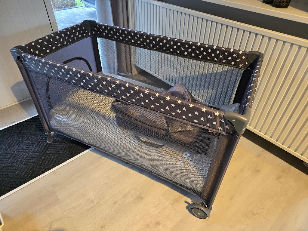 Luxe Topmark campingbedje met verhoger en veel extra's, Ophalen, Zo goed als nieuw, Reisbedje