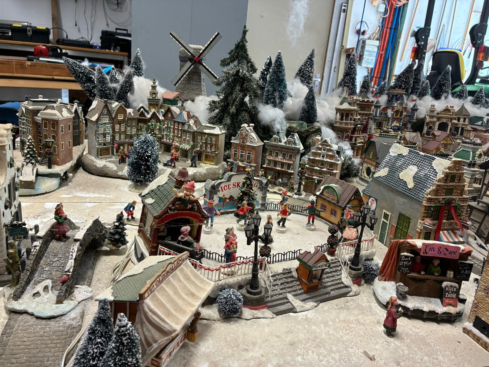 Kerstdorp in 2 delen te monteren. 250x130., Diversen, Kerst, Ophalen, Gebruikt