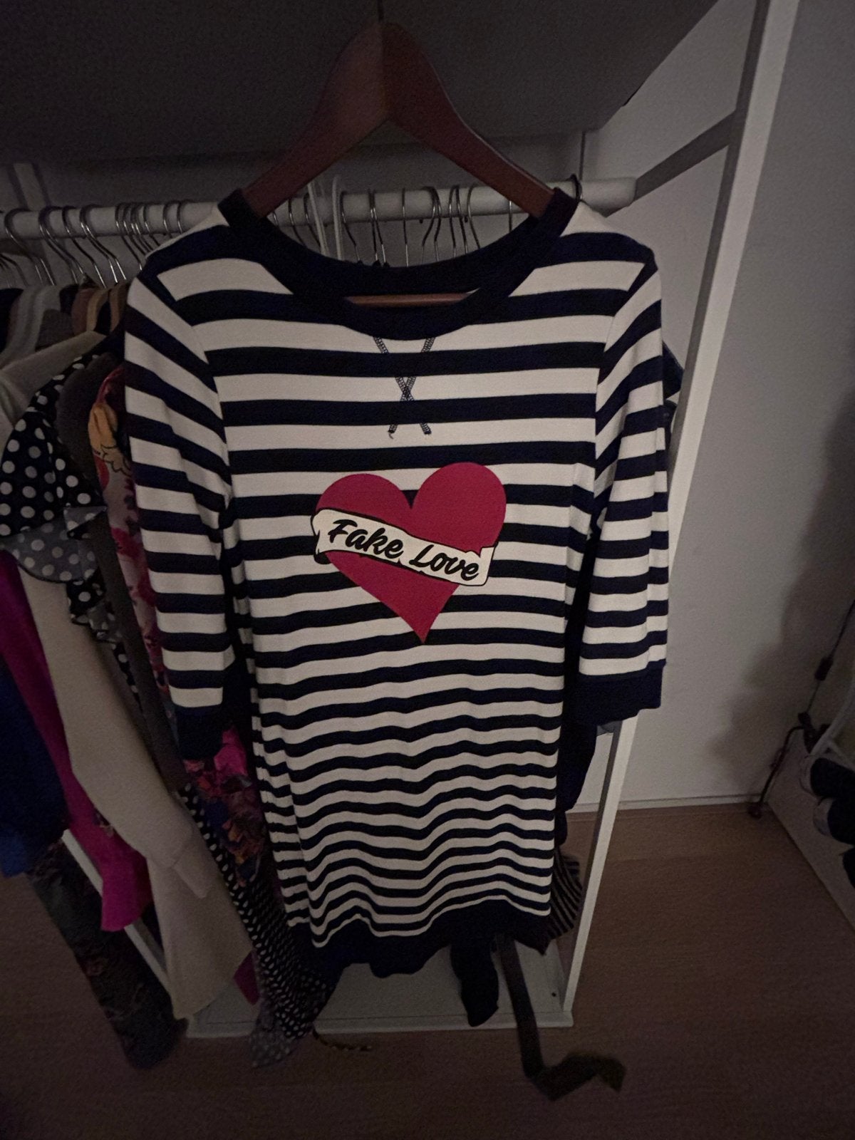 Nikkie gestreepte jurk met 'Fake Love' hart - Maat 36, Zwart, Ophalen of Verzenden, Zo goed als nieuw, Knielengte
