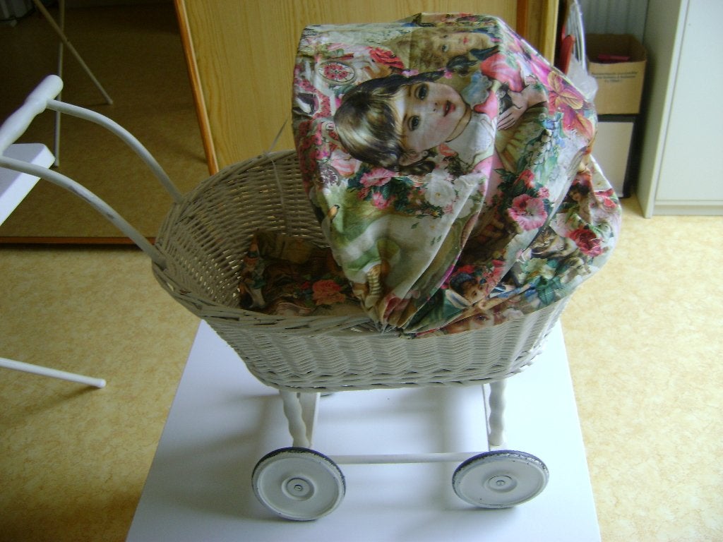 wit rieten poppenwagen gebloemde kap sloopje en zelfde lap, Ophalen, Zo goed als nieuw, Babypop