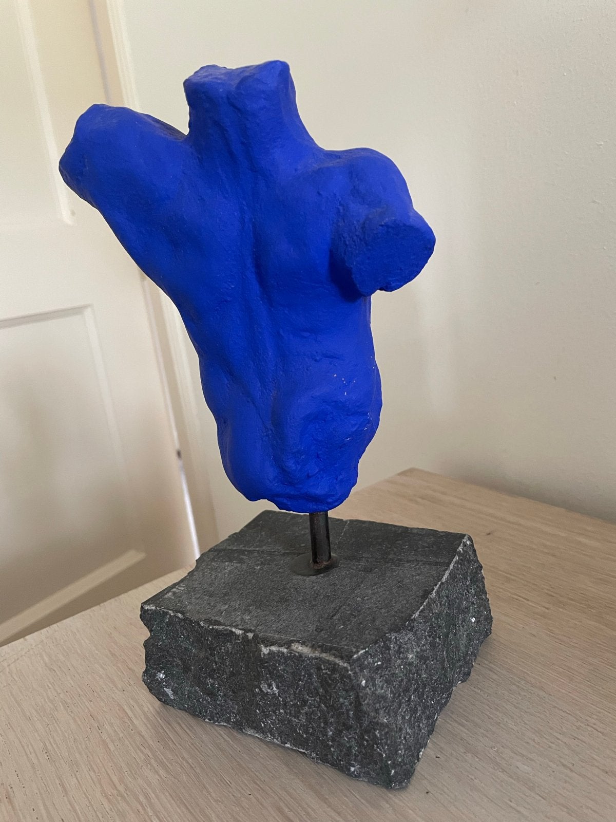 Blauw stenen beeldje op sokkel 23cm, Blauw, Minder dan 20 cm, Ophalen of Verzenden, Handgemaakt