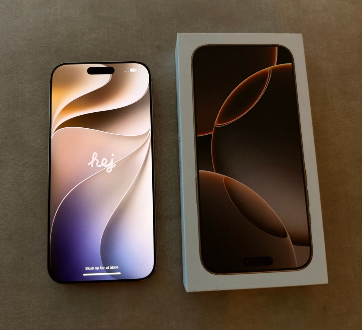 Apple iPhone 16 Pro Max Desert Titanium 256GB, IPhone 16 Pro Max, Zo goed als nieuw, Zonder simlock, Zonder abonnement
