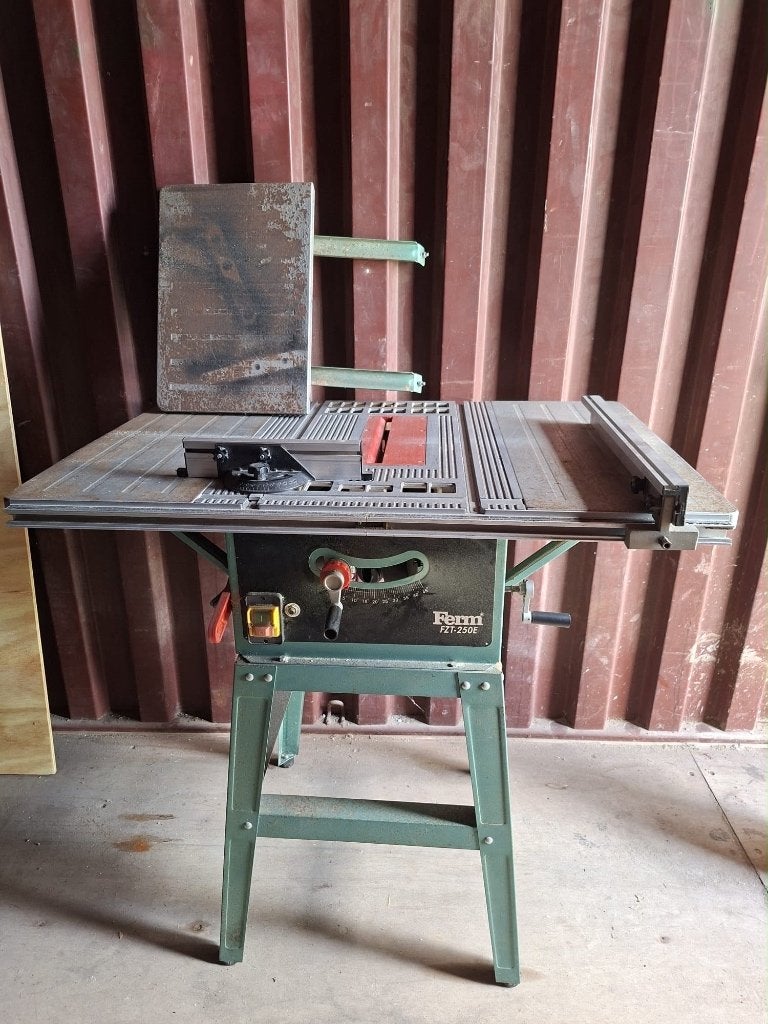 FERM FZT-250E zaagtafel met onderstel te koop, Doe-het-zelf en Verbouw, Gereedschap | Zaagmachines, Ophalen, Gebruikt, Cirkelzaag