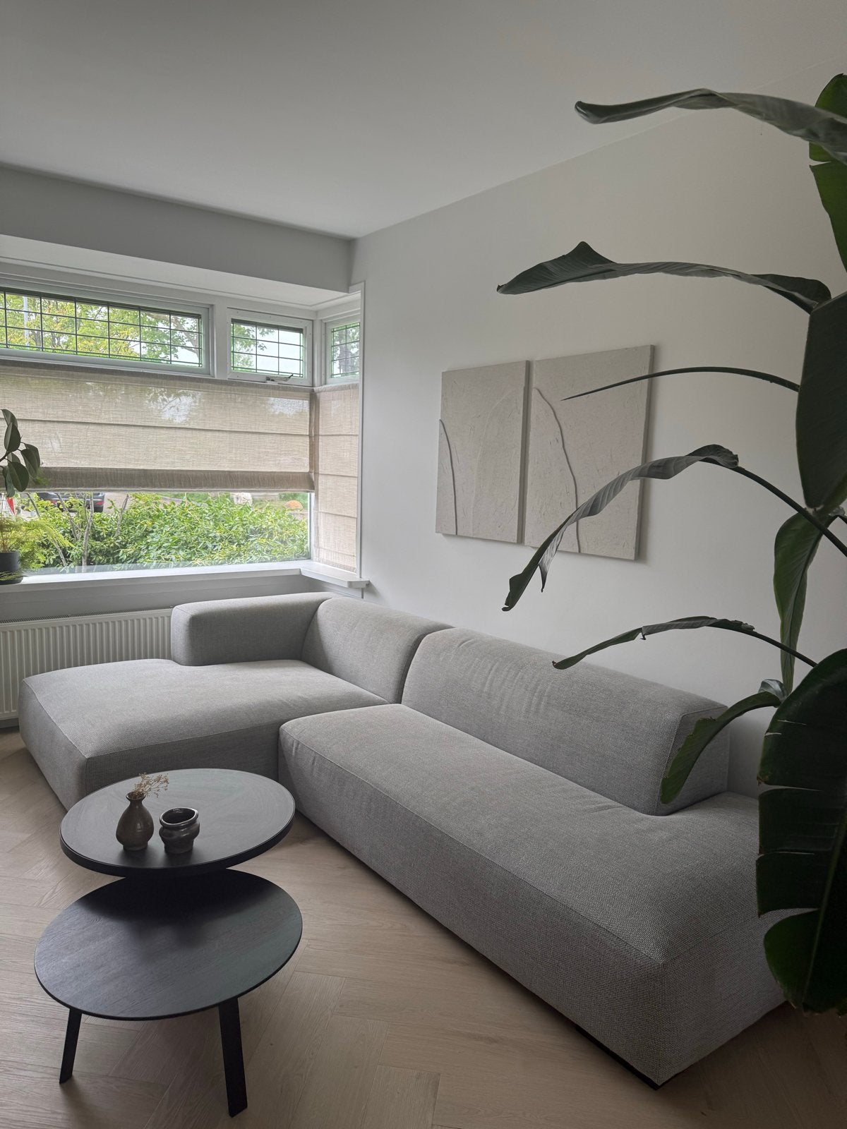 Moderne Koozo grijze hoekbank - Zo goed als nieuw, Huis en Inrichting, Banken | Bankstellen, Ophalen, 250 tot 300 cm, 100 tot 125 cm