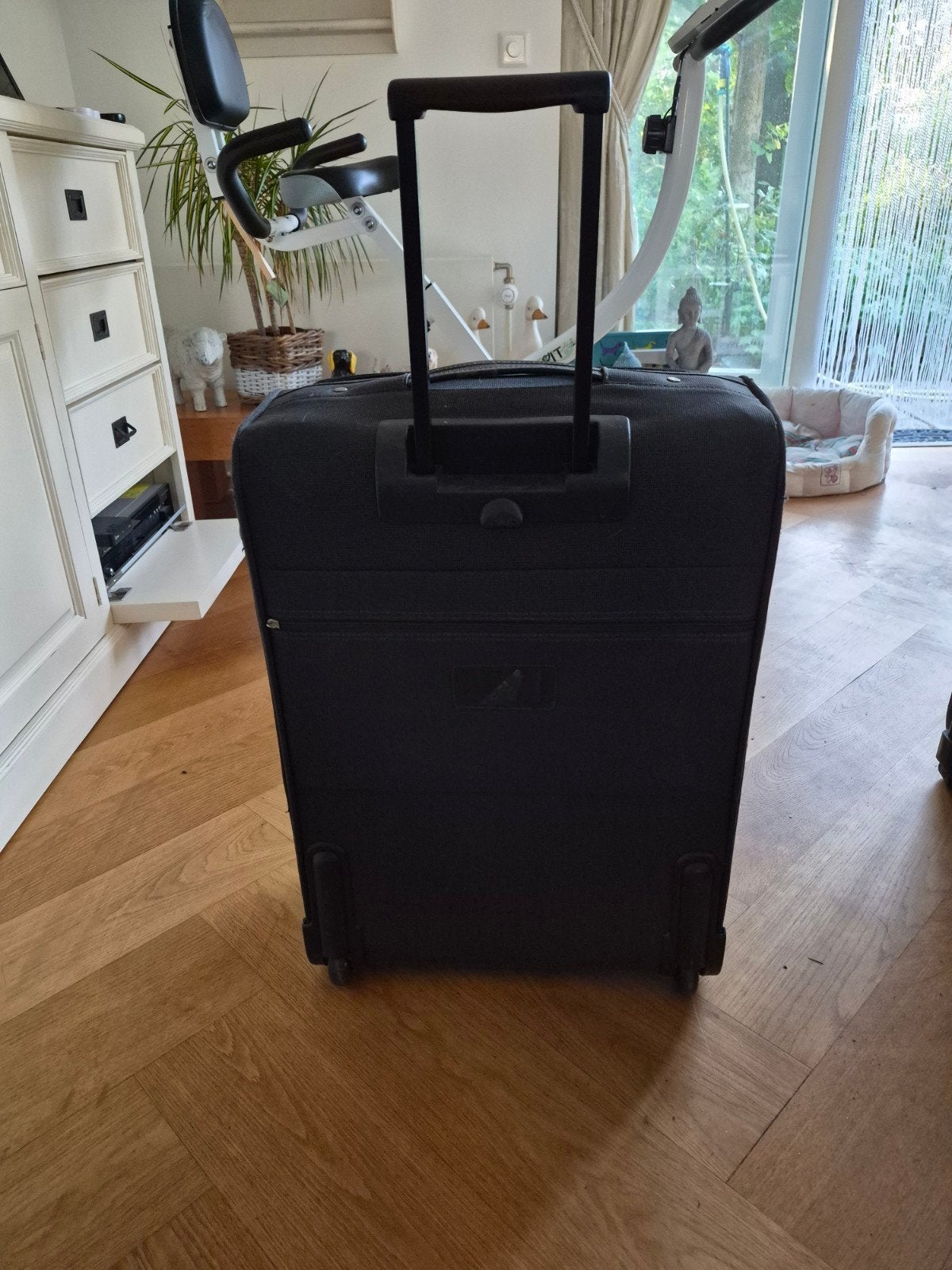 Zwarte koffer met wieltjes en uitschuifbare handgreep, Wieltjes, Gebruikt, Zacht kunststof, 35 tot 45 cm