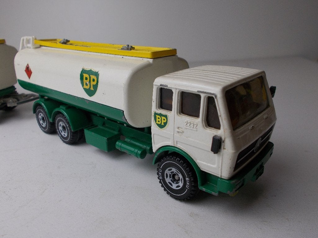 1983 SIKU 2524. BP PETROL TANKER + BP TRAILER. I.g.st!, Hobby en Vrije tijd, Ophalen of Verzenden, Zo goed als nieuw, Bus of Vrachtwagen