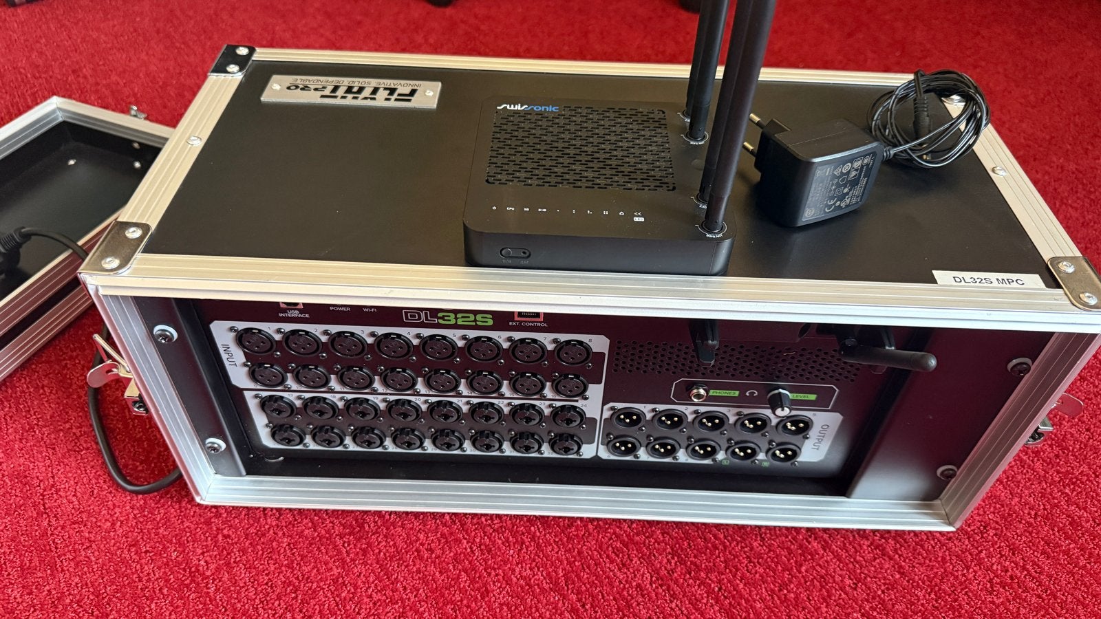 Mackie DL32S Digitale Mixer met Router en Flightcase, Muziek en Instrumenten, Mengpanelen, Ophalen, Zo goed als nieuw, 20 kanalen of meer